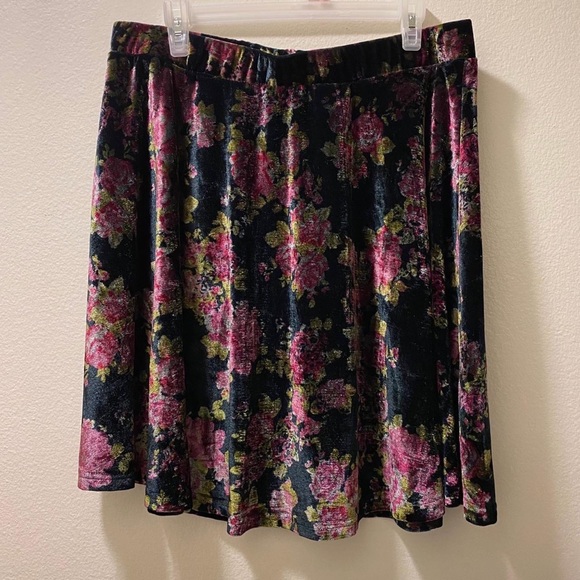 Velvet Floral Skirt - Picture 2 of 3